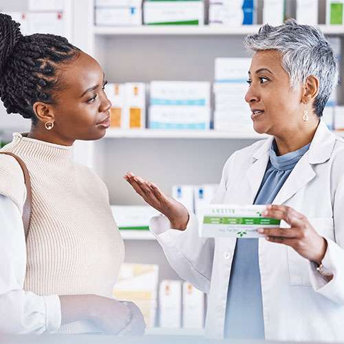 Pharm-with-patient02